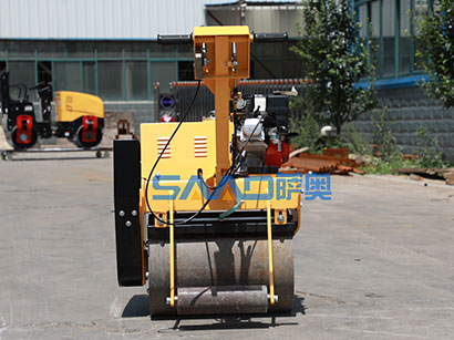 公里養(yǎng)護(hù)離不開手扶小型壓路機(jī)的功勞