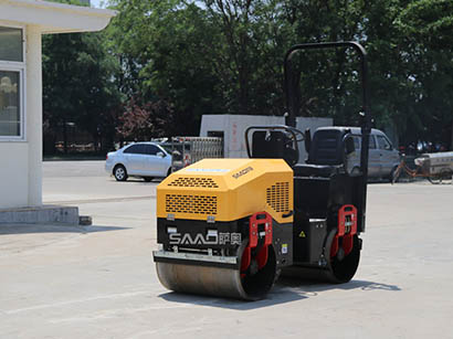 小型壓路機(jī)廠家分享振動壓路機(jī)有什么特點 