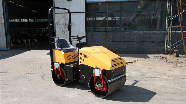 夏季多雨時節(jié)，小型壓土機施工時打滑怎么辦