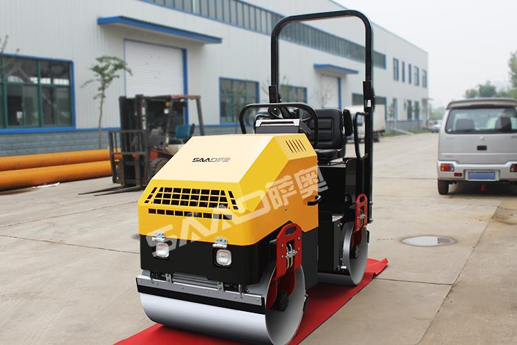 小型壓路機(jī)啟動的注意事項(xiàng)